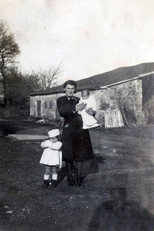 Iconographie - Madeleine Brémaud avec ses deux enfants, La Boursière