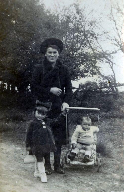 Iconographie - Madeleine Brémaud avec Mauricette et Maurice (en poussette) chemin de la Girardière