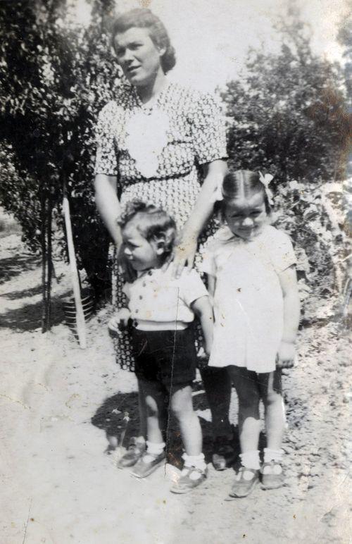 Iconographie - Madeleine avec ses deux enfants, La Boursière