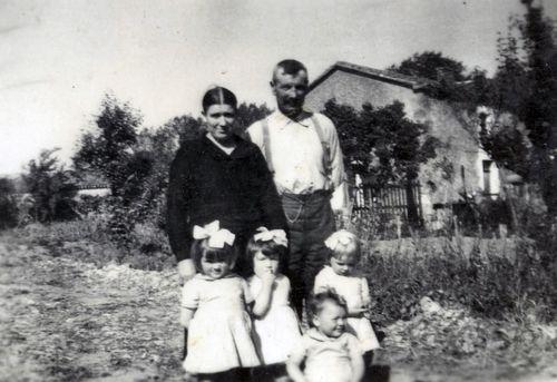 Iconographie - Henri et Alice Pétorin avec quatre de leurs petits enfants, La Boursière