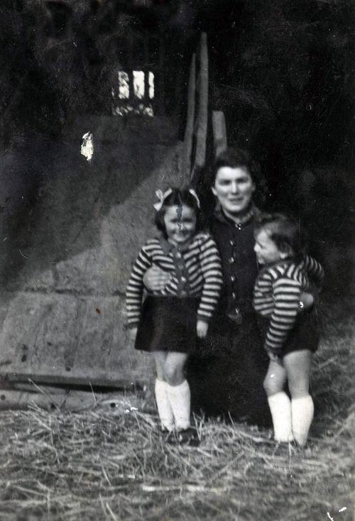 Iconographie - Madeleine avec ses deux enfants, La Boursière