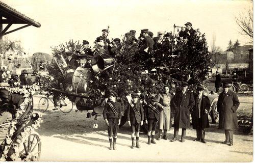 Iconographie - Tous les mucisiens de la fanfare de Beaumont sur une remorque décorée de buis et de fleurs en papier