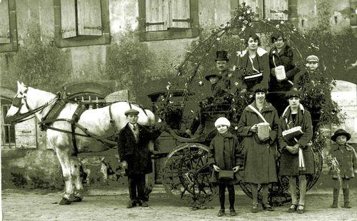 Iconographie - une voiture à cheval fleurie avec quêteuses et cocardières 