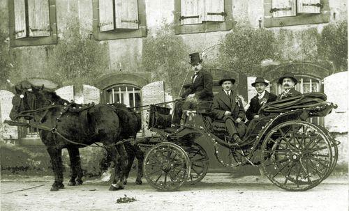 Iconographie - une voiture à cheval  fleurie présidents