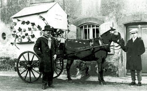 Iconographie - une voiture à cheval fleurie Bacchus  