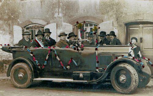 Iconographie - une voiture à moteur fleurie 