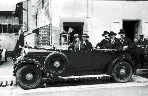 Iconographie - une voiture à moteur fleurie avec le président 