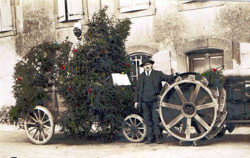 Iconographie - un  tracteur et remorque fleuris 