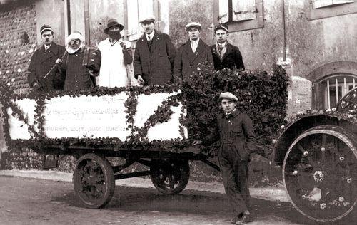 Iconographie - un tracteur et remorque fleuris 