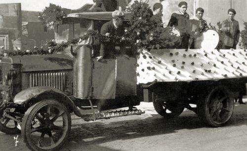 Iconographie - un camion plateaux avec les conscrits 