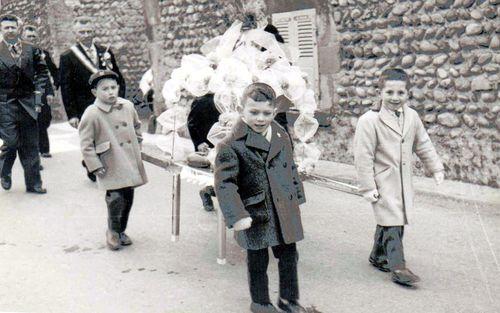 Iconographie - Le président  et le triomphe porté par les enfants