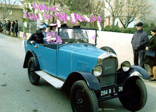 Iconographie - Voiture à moteur fleurie Peugeot 201 de 1927