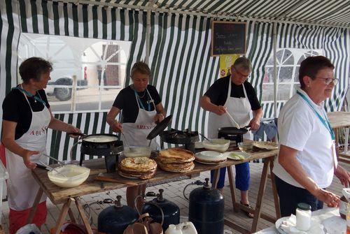 Iconographie - L'équipe crêpes à fête de la Saint-Jean