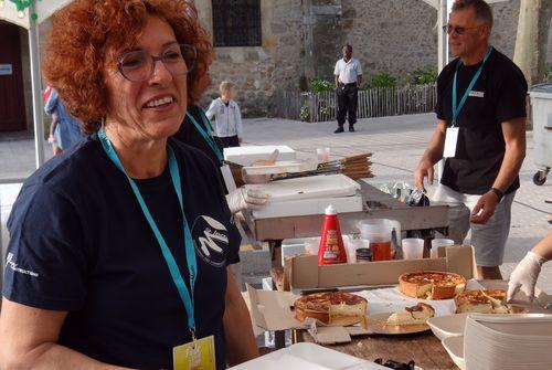 Iconographie - L'équipe repas à fête de la Saint-Jean