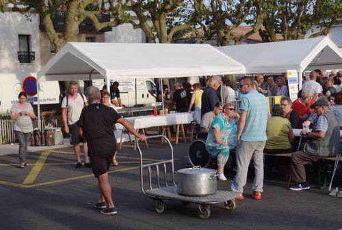 Iconographie - Transport des moules cuisinées à fête de la Saint-Jean