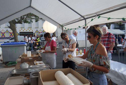 Iconographie - L'équipe repas à fête de la Saint-Jean