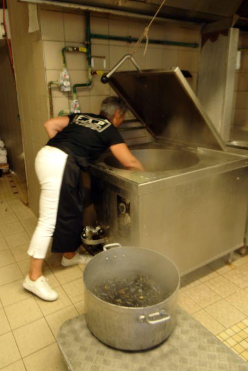 Iconographie - Cuisson des moules à fête de la Saint-Jean