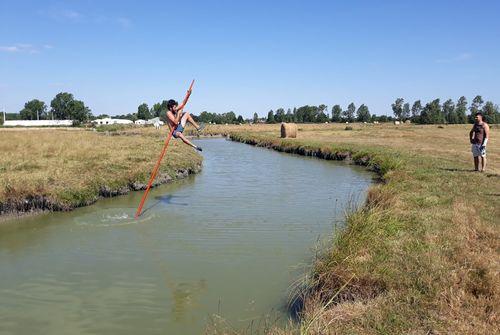 Iconographie - Formation au saut à la ningle au Champ Martin