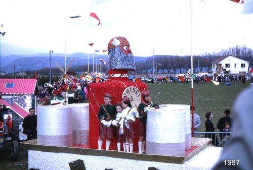 Iconographie - Le défilé des chars au stade en 1967