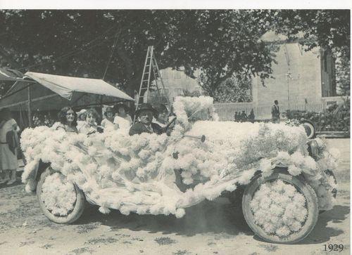 Iconographie - Le défilé d'une voiture en 1929