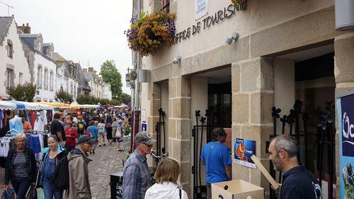 Iconographie - L'office du tourisme un jour de marché