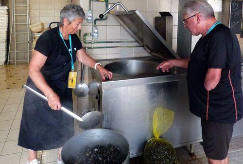 Iconographie - Fête de la Saint-Jean - La cuisson des moules