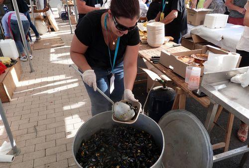 Iconographie - Fête de la Saint-Jean - La vente des moules