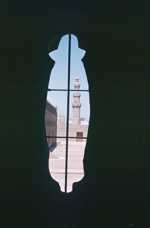 Iconographie - minaret de la mosquée Al-Azhar vu d'une ouverture  - Le Caire