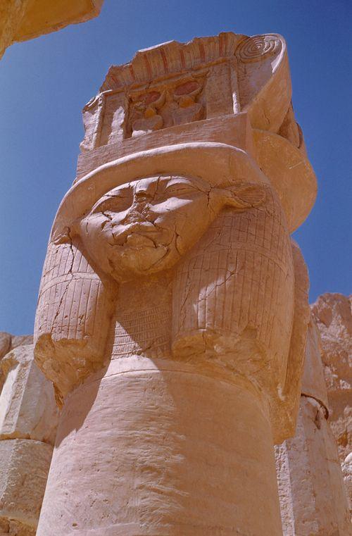 Iconographie - Colonne surmontée du masque d'Hathor - Temple d'Hatshepsout