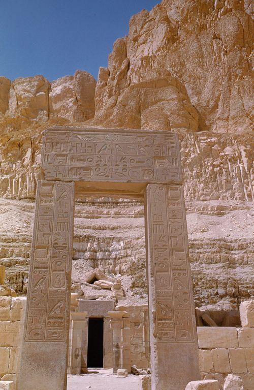 Iconographie - Porte sculptée au temple d'Hatchepsout