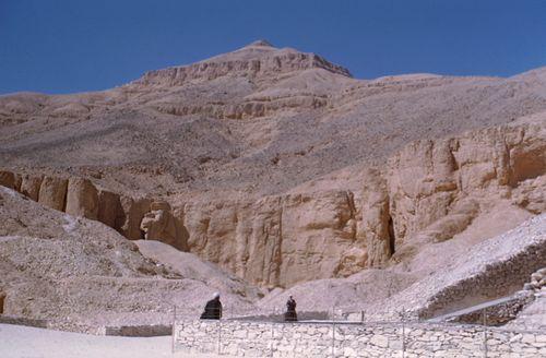 Iconographie - vue d'ensemble du site entourant le temple d'Hatchepsout à Deir El-Bahari