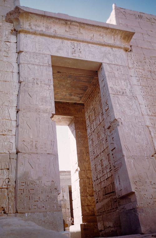 Iconographie - Portique sculpé temple de Ramsès  faisant  transition entre les différentes salles