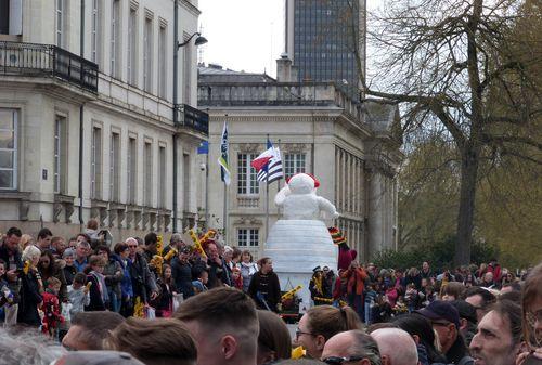 Iconographie - Carnaval de Nantes - char 'Le man show 7 Inuits'