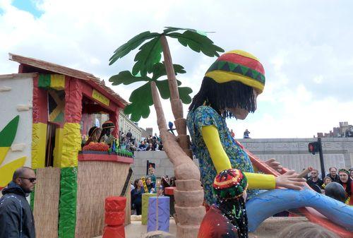 Iconographie - Carnaval de Nantes - char 'Bar mama cool'