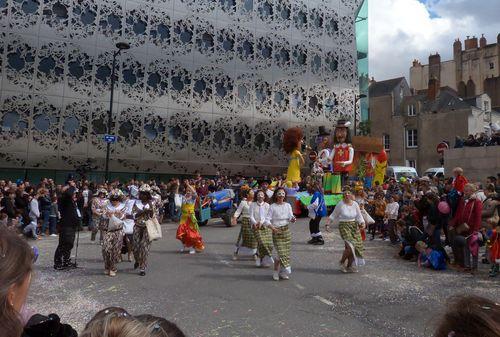 Iconographie - Carnaval de Nantes - char et défilants 'CRE_BAL_MASQ_SHOW'