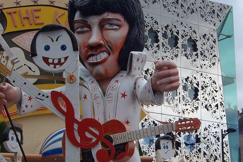 Iconographie - Carnaval de Nantes - char 'Et la voix d Elvis'