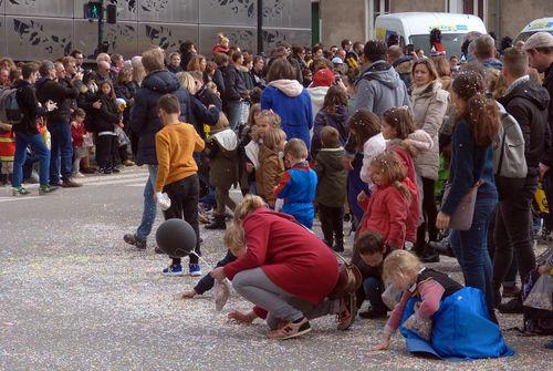 Iconographie - Carnaval de Nantes - Les enfants ramassant les confettis