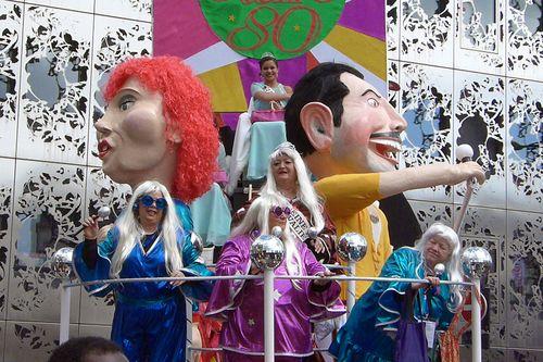iconographie - Carnaval de Nantes - char 'On est au Top du 80 à 40 ans'