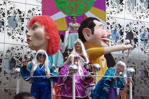 Iconographie - Carnaval de Nantes - char 'On est au Top du 80 à 40 ans'