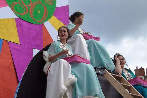 Iconographie - Carnaval de Nantes - char 'On est au Top du 80 à 40 ans'