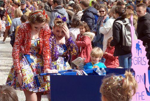 Iconographie - Carnaval de Nantes - groupe de danse 'Girls on the dance floor'