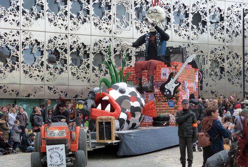 Iconographie - Carnaval de Nantes - char 'Crête à défendre'