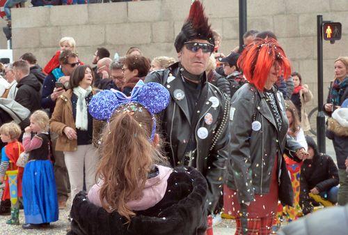 Iconographie - Carnaval de Nantes - défilants 'Crête à défendre'