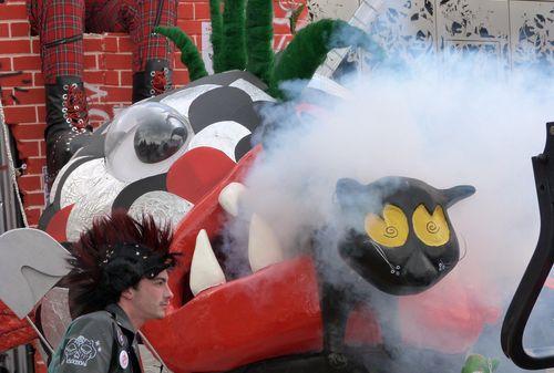 Iconographie - Carnaval de Nantes - char 'Crête à défendre'