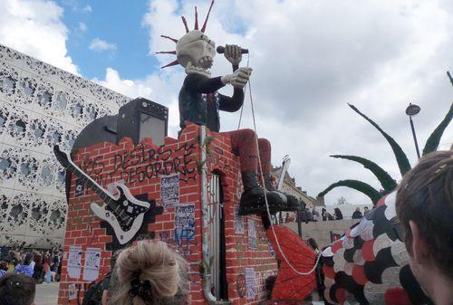 Iconographie - Carnaval de Nantes - char 'Crête à défendre'