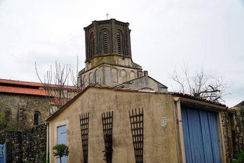 Iconographie - Vue sur le clocher de l'église du XIIe siècle
