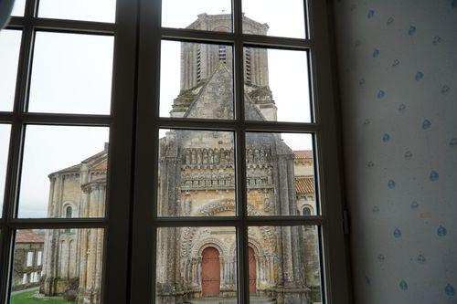 Iconographie - L'église du XIIe siècle vue de la mairie