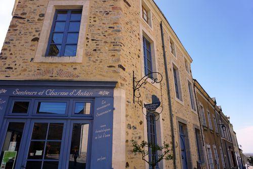 Iconographie - Façade du magasin Senteurs et charme d'antan