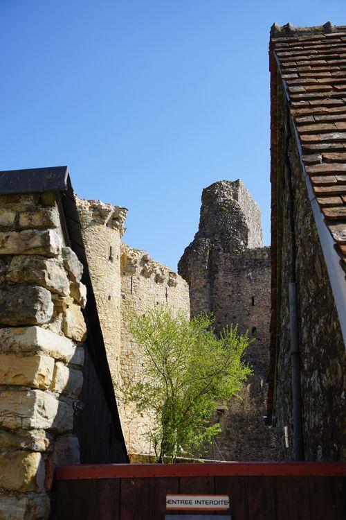 iconographie - Vue sur les remparts du château Sainte-Suzanne