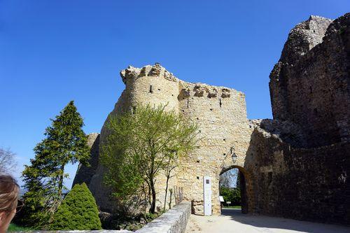 Iconographie - L'entrée des remparts du château Sainte-Suzanne